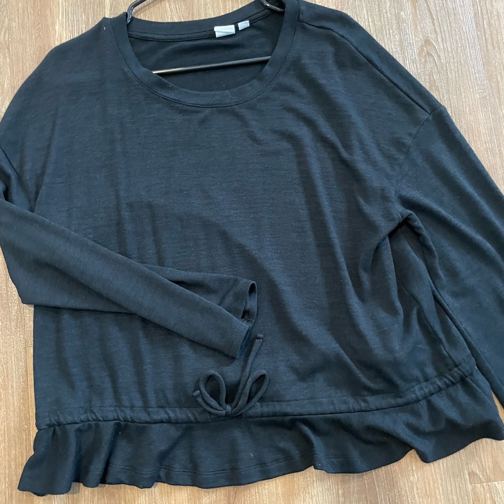 Black GAP medium long sleeve shirt